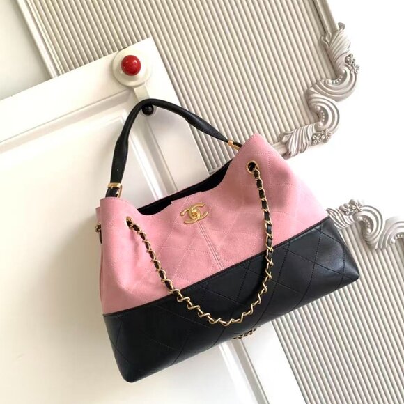 Classic CHANEL Bag: A Stylish and Versatile Choice for Elegance - Picture 5 of 5